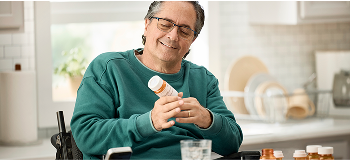 Un hombre revisando su medicamento​​ 